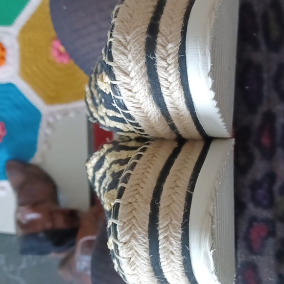 Vince Camuto Blk/ Light Tan Zebra platform Sneakers - Picture 7 of 8